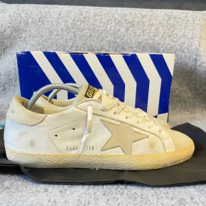 Golden goose skor - Riktigt fina golden goose skor som är perfekt till sommaren! Skicket är otroligt fint 9,5/10. Box ingår! Storlek 41 men passar 42. Skriv vid frågor ☺️🙌🏻