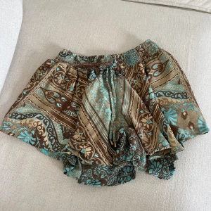 Shorts Xs - Säljer dessa fina sommar shortsen. Storlek Xs. Har knytning i midjan. Färgen är turkos blå & brun. Nyskick. Säljer för 50 kr. Köparen står för frakten!