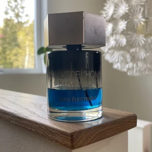 YSL LA NUIT DE L’HOMME BLEU ELECTRIQUE - Ca 40ml kvar av 100ml . Köpt för lite mer än 1200kr. Kom privat för mer info