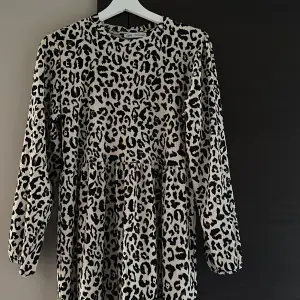 Långklänning med leopard mönster, använt en gång! Som ny! Sista bilden är lånad