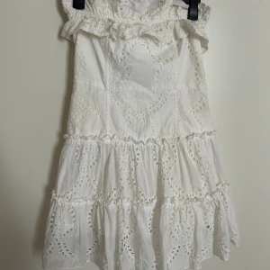 Min studentklänning - En vit klänning som jag köpte på Zara som mamma sedan sydde om till en snygg klänning utan axlar med sötaste volangerna