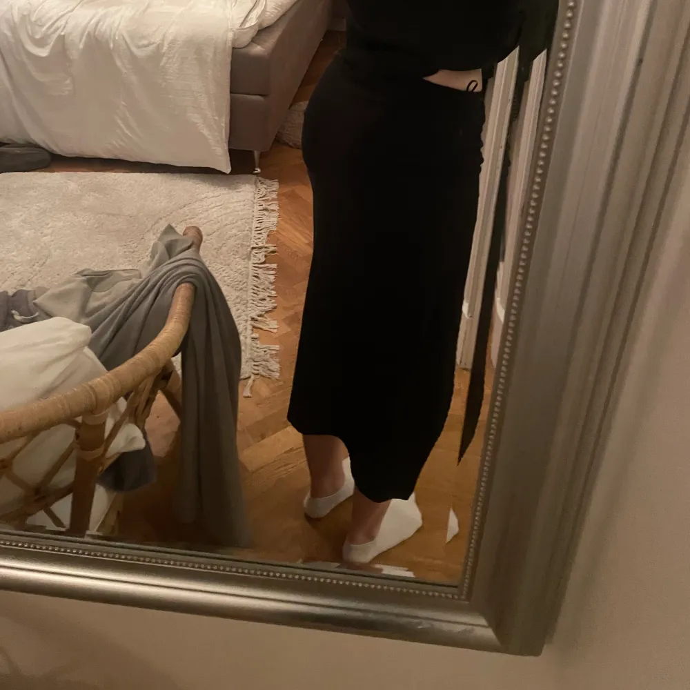 En satin kjol med slits framtill från GinaTricot. Aldrig använt så i nyskick. Storlek XS . Hameet.
