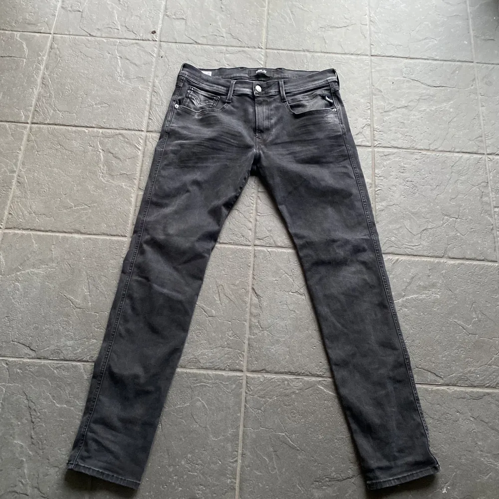 Svarta Replay Anbass Jeans storlek 34 Bra skick och sparsamt använda. Jeans & Byxor.