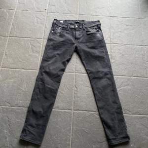 Svarta Replay Anbass Jeans storlek 34 Bra skick och sparsamt använda