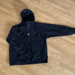 Helly Hansen Vindjacka - Hej! Jag säljer min Helly Hansen vind och regn-jacka i storlek L. Den sitter även bra på dem som har medium. Den är i bra skick