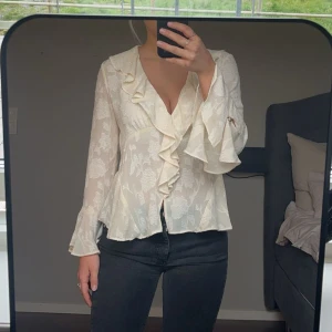 Zara blus - Jättesnygg blus från zara, en liten svart prick på ärmen men som man inte tänker på!