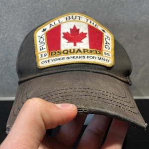 Dsq2 keps - En välbevarad Dsq keps som jag köpt på Nk för 1,500, mitt pris 389, skicket är 7/10 då den har lite sol blekning men inte så mycke  Hör av er vid fler frågor!