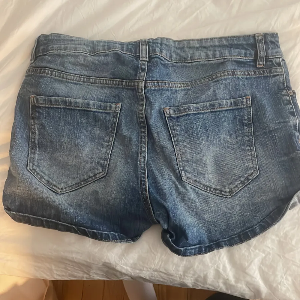 Jeans shorts från Lindex i någon barnstorlek som jag inte kan se på lappen. Skulle tippa på motsvarande XXS/XS  Jag har inga midjemått. Därav priset . Shorts.
