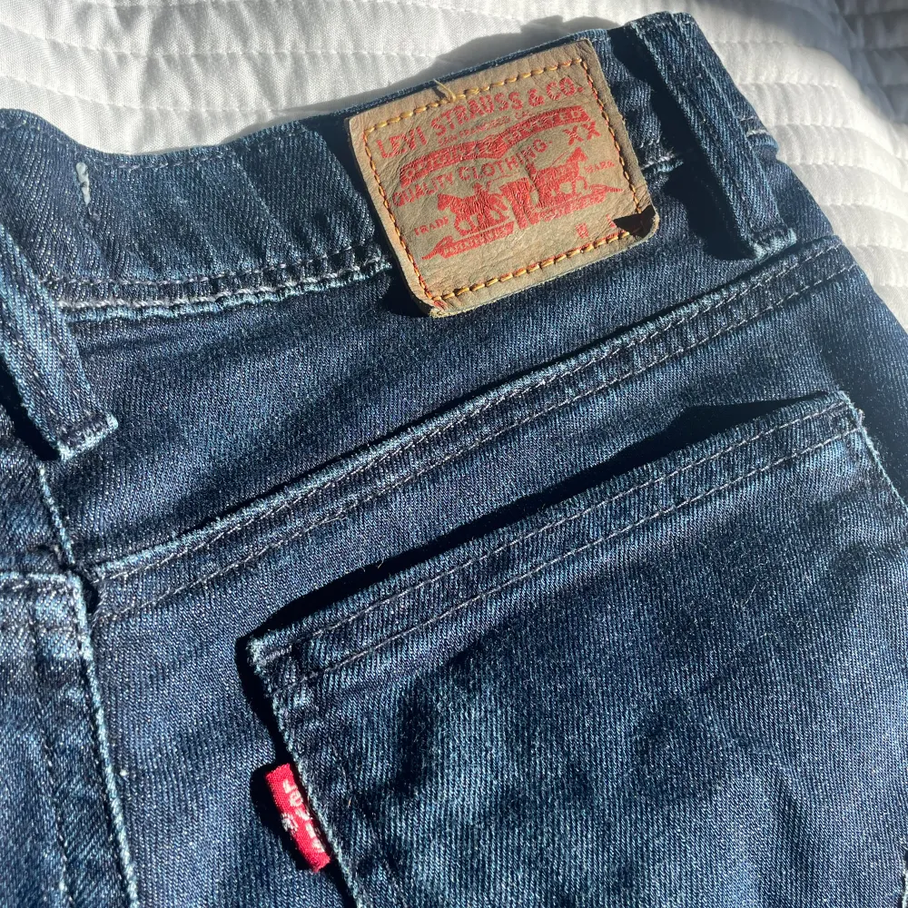 Loose fit Levis jeans mörkblåa, perfekt nu till sommaren då de är snygga med en topp till! Säljer för endast 199kr då de är lite för stora för mig. Skriv för fler bilder, måtten eller om jag ska aktivera ”köp nu” 💕. Farkut & Housut.