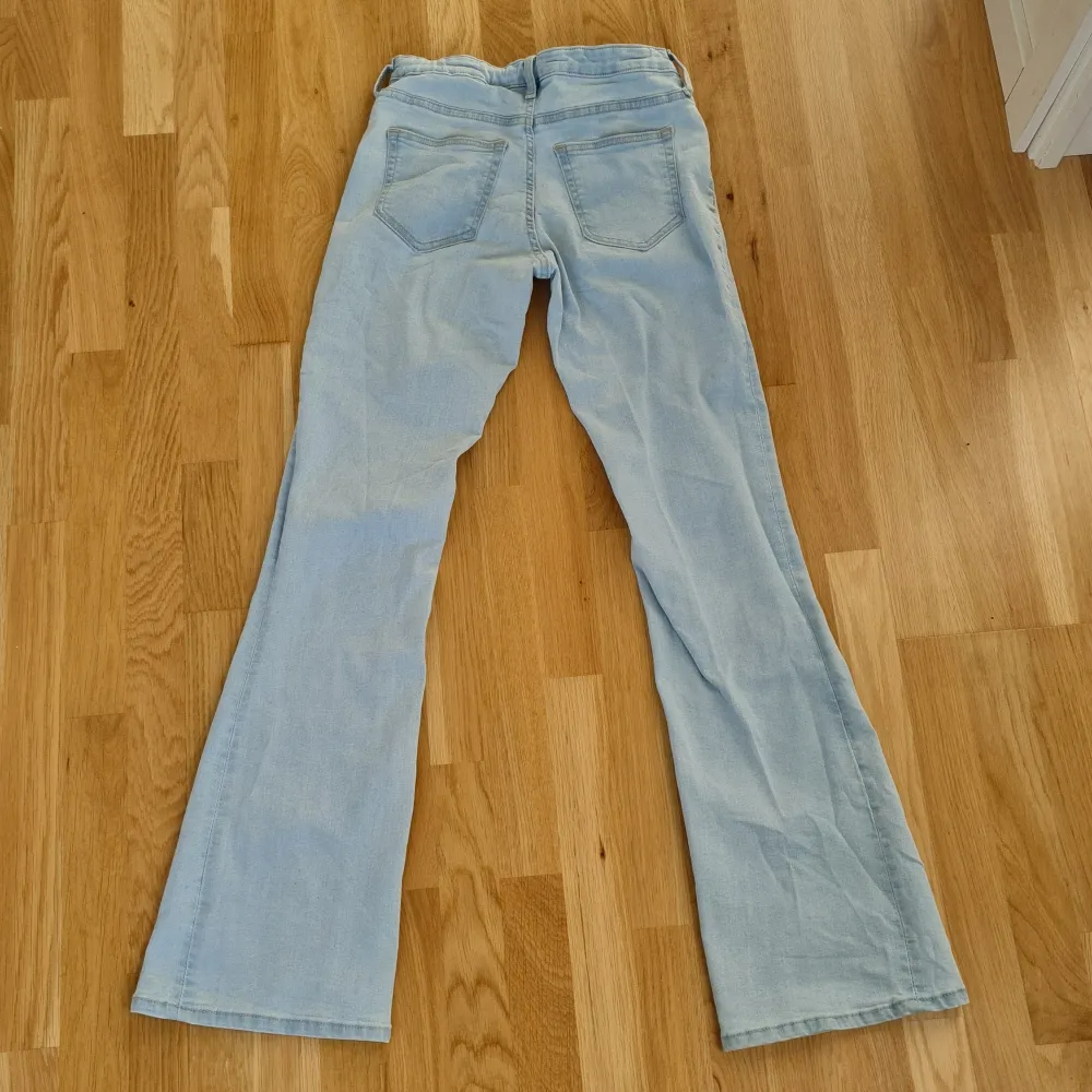 Jeans från hm. Storlek 158/12-13 år  Använd ungefär 2 gånger annars i nytt skick Flared jeans. Jeans & Byxor.