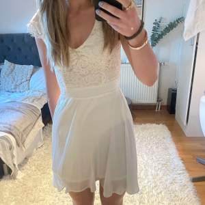Superfin vit klänning med spetsdetaljer och öppen rygg!🤩Fint skick och perfekt till student eller skolavslutning🙌