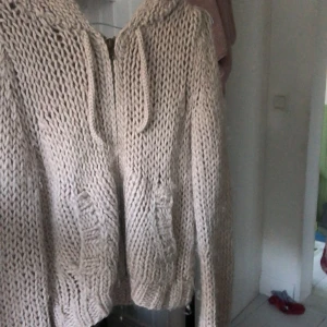 Fin stickad tröja  - Jättefin beige tröja köpt second hand men i bra skick eftersom jag aldrig använt den själv. Den har lite nopprar som säkert går att ta bort. Handgjord :) 
