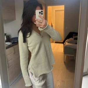 stickad tröja  - stickad tröja i fin beige/sand färg, perfekt i sommar🤍 