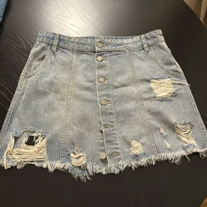 Jeanskjol - Jeanskjol från Gina tricot, går att knäppa ända ner och även knäppa upp.  Väldigt fint skick!  Storlek 40