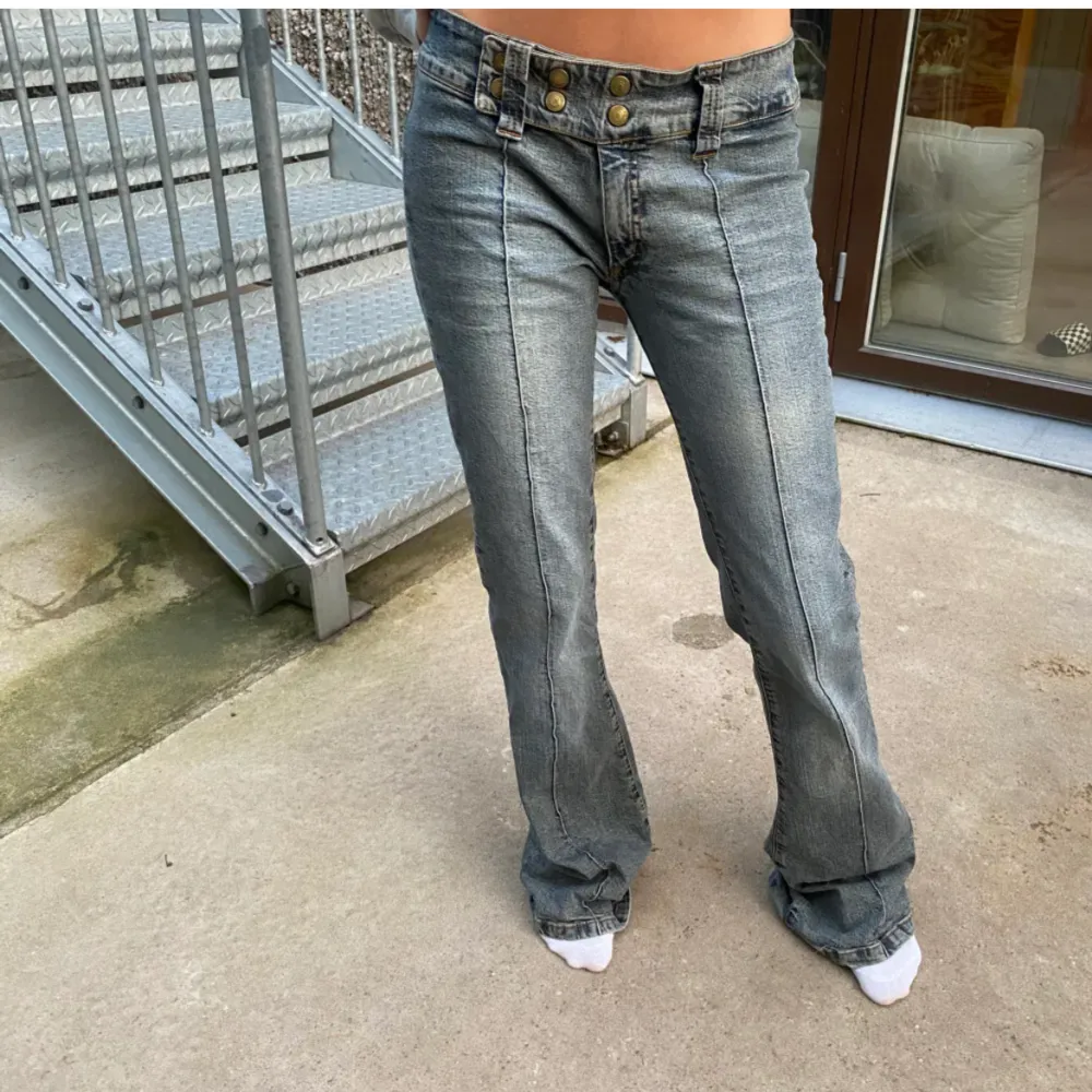 grå/blå lågmidjade jeans, midjemåttet är 36,5 och innerbenslängden är 87cm💞inte mina bilder men modellen är 170cm lång💞lite slitna där nere. Jeans & Byxor.