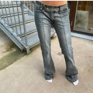 grå/blå lågmidjade jeans, midjemåttet är 36,5 och innerbenslängden är 87cm💞inte mina bilder men modellen är 170cm lång💞lite slitna där nere