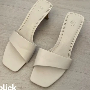 Låga klackar - Fina låga klackar som är använda endast en gång så i fint skick!❤️