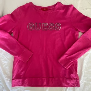 Rosa GUESS tröja - Fin rosa färg som passar perfekt nu till sommaren. Stl M, fint skick