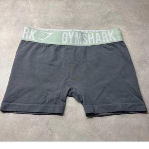 Så snygga träningsshorts från gymshark, en liten reva i rumpan men annars bra skick