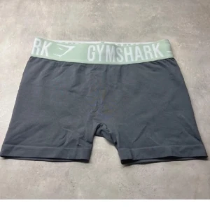 Gymshark tränings shorts - Så snygga träningsshorts från gymshark, en liten reva i rumpan men annars bra skick