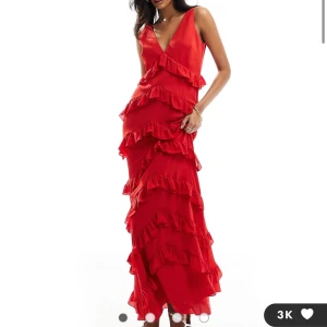 Röd volangklännning  - Perfekt för bal eller bröllop, ej använd och fortfarande i förpackning. Ordinarie pris 1200