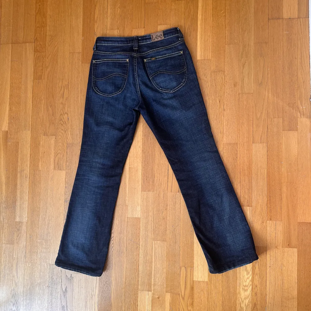 Säljer dessa supersnygga lowwaist/midwaist jeans från Lee! Skulle säga att de är ett mellanting mellan raka och bootcut💕 De är uppsydda och passar för någon som är typ 155-165☺️ Skriv gärna för fler bilder eller mått! . Jeans & Byxor.
