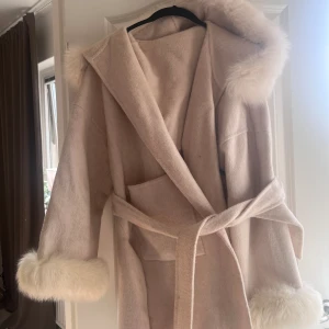 Beige kappa  - Jättefin och mysig kappa i väldigt fint skick