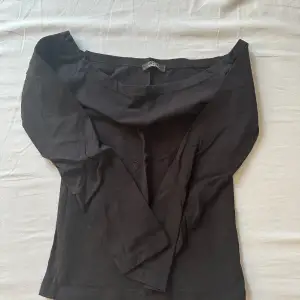 En svart off shoulder tröja som köptes och bara använts 1 gång, köpt utomlands därav är det ett märke jag ej känner igen, inga defekter och sparsamt andvänd❤️‍🔥💓