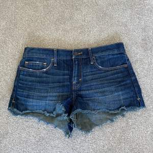 Ett par jätte fina jeans shorts perfekt till sommaren, jätte bra skick inga defekter storlek: W27💕