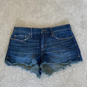 Jeans shorts - Ett par jätte fina jeans shorts perfekt till sommaren, jätte bra skick inga defekter storlek: W27💕