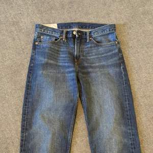 Snygga oxh sköna jeans från hm. Originalpris 500kr. Använd en gång. Dem sitter relaxed.