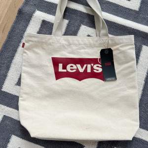 Snygg oanvänd Levis tygväska med lappen kvar som är gjord av 100% bomull. Hör gärna av er vid frågor💗