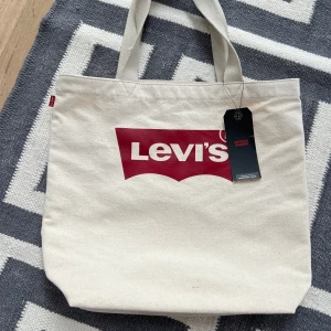 Levis totebag - Snygg oanvänd Levis tygväska med lappen kvar som är gjord av 100% bomull. Hör gärna av er vid frågor💗