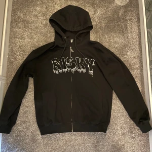 Risky Zip Hoodie - Hooide från RiskyUniverse | Nypris 1022kr | Nyskick (använd 1 gång). Storlek M | Säljer den billigt då jag fick den i julklapp, men inte är min stil och är i behov av pengar | Tveka inte på att höra av dig vid funderingar❕