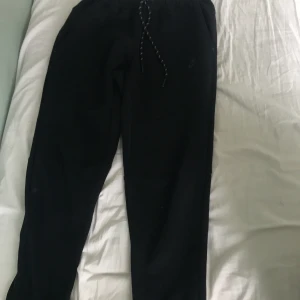 Nike tech byxor - Bra skick, reflexerna fungerar inte, 90 cm lång PRIS KAN DISKUTERAS (speciellt vid en snabbaffär)