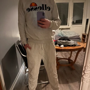 Säljer en ellese tjock tröja storlek S,  - Hej ! Säljer nu min ellese tjock tröja riktigt bra skick knappt använde, hör gärna av er vid intresse 