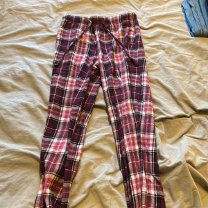 Pyjamasbyxor  - Detta par pyjamasbyxor använda få tal gånger och det är väldigt bra skick💕
