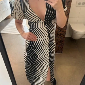 Klänning - Säljer denna sjukt snygga sommarklänningen med mönster, från NA-KD. Aldrig använd. Storlek Xs men passar mig som normalt har S 💞