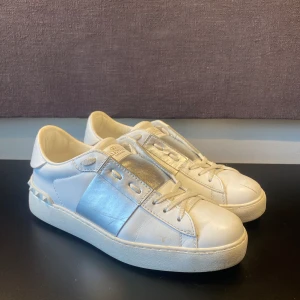 Valentino Open Skor  - Hej! Säljer nu mina skor storlek 38, från märket Valentino ,  bra skick, tveka inte på att höra av dig om du har frågor eller funderingar kring skorna! 