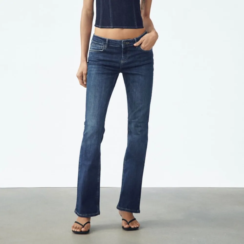 Säljer dessa slutsålda bootcut jeans från zara som aldrig är använda 💗 Nypris: 400, priset kan diskuteras. Jeans & Byxor.