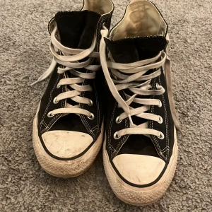 Svarta converse🖤✨ - Säljer mina gamla converse eftersom jag inte använder dem längre🖤Har några slitningar (bilderna) men själv tycker jag inte att de syns så mkt🖤Annars är de bara lite smutsiga🫶nypris 800kr