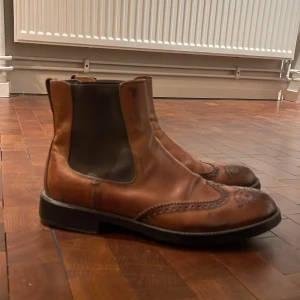 Chelsea boots Tods - Bra använt skick. Nypris cirka 6000 Lite stora i storleken. Har vanligtvis 44,5 o dessa sitter bra.