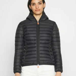 dunjacka - säljer nu min dunjacka från save the duck, jackan heter ”ultra light jacket” och den är i storlek 2, vilket jag skulle säga är en xs/s 💕använd några gånger men i stort sett som ny🥰köpte den för 1700 ungefär 