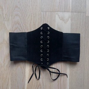 Korsett - Oanvänd justerbar korsett, kardborreband där bak!