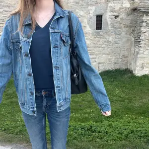 secondhand jeans jacka från Levi’s i storlek S!😗