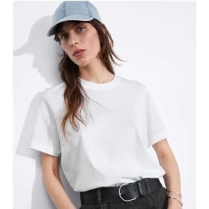 T-shirt relaxed  - T-shirt relaxad.  Ordpris 230 kr Storlek 34  Oversized