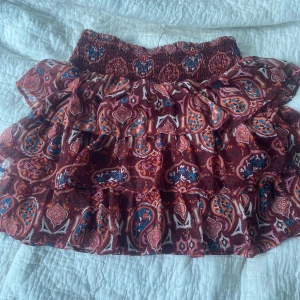 Jätte fin kjol  - Säljer min jätte fina kjol som inte heller kommer till användning den är i storlek 10-12 y men passar också mig perfekt 💕💕💕