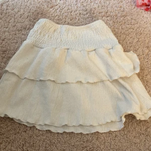Vit kjol - Vit kjol i st 134/140 säljer pga inte kmr till användning längre fint skick🧸🧸