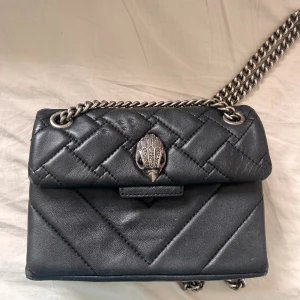 Kurt Geigner väska - Säljer ju min fina trendiga Kurt Geiger väska! Den har lite defekter under på kanterna men inget som syns i vanliga fall. Använt sparsamt! Kan gå ner i pris vid snabb affär!😍🥰