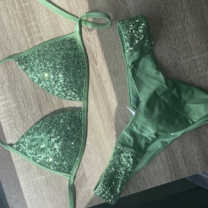 BIKINI - Calzedonia bikini som endast är använd fåtal gånger pga fel storlek. Överdelen nypris, 599kr. Mitt pris 599kr för båda delarna eller överdelen för 399kr, och underdelen för 199kr. Överdelen = 75B, Underdelen = storlek M❤️